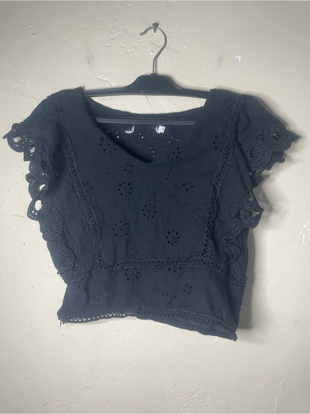 Womens Black Eyelet Cropped Blouse V-Neck Flutter Short Sleeve M Crochet